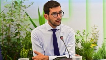 &laquo;&Mu;&omicron;&upsilon; &epsilon;ί&pi;&epsilon; ό&tau;&iota; &theta;&alpha; &epsilon;ί&nu;&alpha;&iota; &delta;ί&pi;&lambda;&alpha; &mu;&omicron;&upsilon;&raquo; &ndash; &Tau;&omicron; &tau;&eta;&lambda;&epsilon;&phi;ώ&nu;&eta;&mu;&alpha; &Mu;&eta;&tau;&sigma;&omicron;&tau;ά&kappa;&eta; &sigma;&tau;&omicron;&nu; &delta;ή&mu;&alpha;&rho;&chi;&omicron; &Alpha;&gamma;. &Epsilon;&upsilon;&sigma;&tau;&rho;&alpha;&tau;ί&omicron;&upsilon; &gamma;&iota;&alpha; &tau;&eta; &mu;ά&chi;&eta; &tau;&omicron;&upsilon; &mu;&epsilon; &tau;&omicron;&nu; &kappa;&alpha;&rho;&kappa;ί&nu;&omicron;