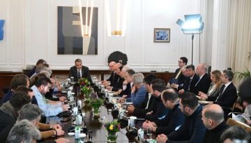 &laquo;&Mu;&pi;&lambda;ό&kappa;&omicron;&raquo; &sigma;&tau;&omicron; &Mu;&alpha;&xi;ί&mu;&omicron;&upsilon;: &Omicron; &delta;&iota;ά&lambda;&omicron;&gamma;&omicron;&sigmaf; &delta;&epsilon;&nu; έ&pi;&epsilon;&iota;&sigma;&epsilon;, &omicron;&iota; &alpha;&gamma;&rho;ό&tau;&epsilon;&sigmaf; &sigma;&kappa;έ&phi;&tau;&omicron;&nu;&tau;&alpha;&iota;&hellip; &Alpha;&theta;ή&nu;&alpha;