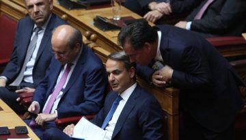 &Nu;έ&alpha; &delta;&eta;&mu;&omicron;&sigma;&kappa;ό&pi;&eta;&sigma;&eta;: &Pi;&rho;ώ&tau;&omicron; &kappa;ό&mu;&mu;&alpha; &eta; &Nu;&Delta;, &pi;&rho;ώ&tau;&eta; &sigma;&epsilon; &delta;&eta;&mu;&omicron;&tau;&iota;&kappa;ό&tau;&eta;&tau;&alpha; &eta; &Kappa;&omega;&nu;&sigma;&tau;&alpha;&nu;&tau;&omicron;&pi;&omicron;ύ&lambda;&omicron;&upsilon;, &laquo;&alpha;&gamma;&kappa;ά&theta;&iota;&raquo; &eta; &alpha;&kappa;&rho;ί&beta;&epsilon;&iota;&alpha;