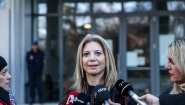 &Nu;έ&alpha; &pi;&omicron;&lambda;&iota;&tau;&iota;&kappa;ή &pi;&alpha;&rho;έ&mu;&beta;&alpha;&sigma;&eta; &tau;&eta;&sigmaf; &Kappa;&alpha;&rho;&upsilon;&sigma;&tau;&iota;&alpha;&nu;&omicron;ύ: &Eta; &delta;&iota;&alpha;&pi;&lambda;&omicron;&kappa;ή &rho;&omicron;&upsilon;&phi;ά&epsilon;&iota; &tau;&omicron; &omicron;&xi;&upsilon;&gamma;ό&nu;&omicron;