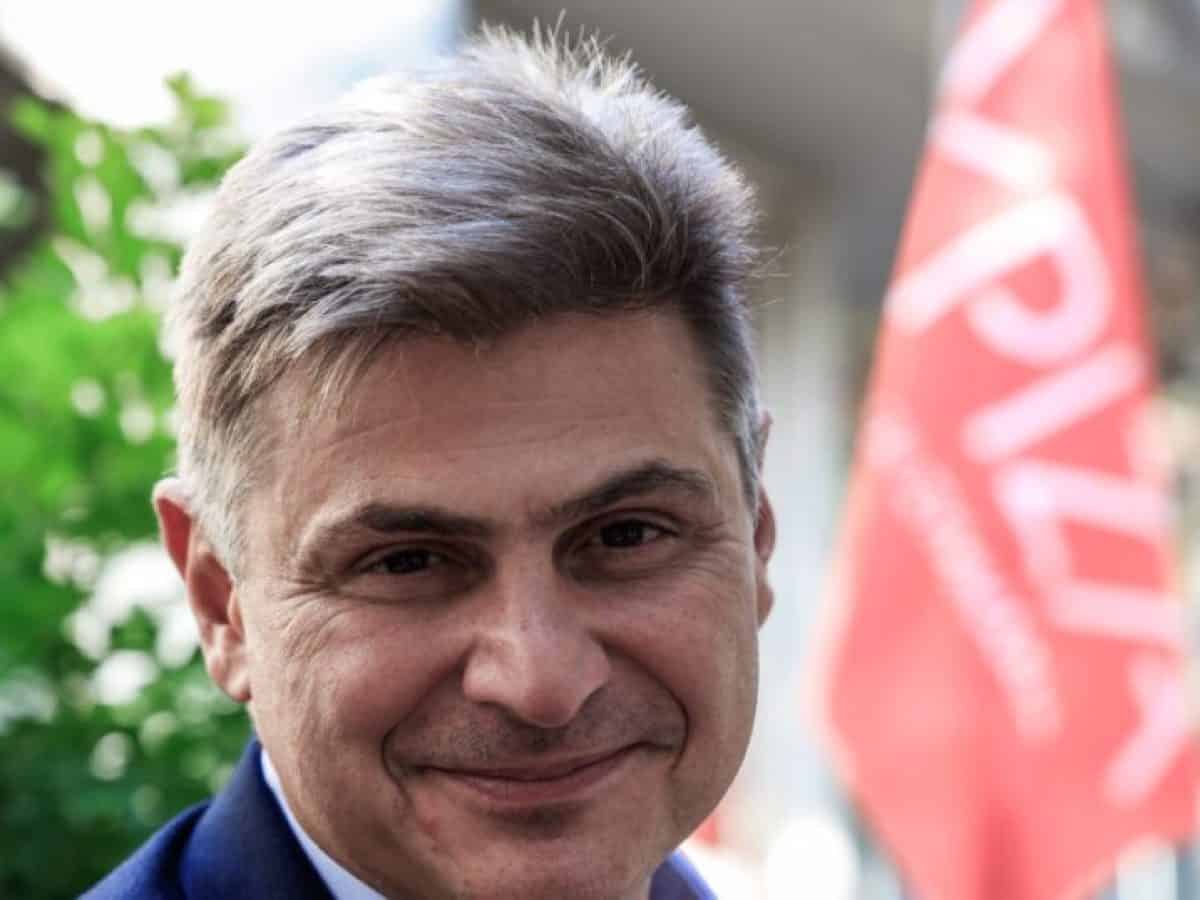 &Nu;ί&kappa;&omicron;&sigmaf; &Phi;&alpha;&rho;&alpha;&nu;&tau;&omicron;ύ&rho;&eta;&sigmaf;: &Epsilon;&kappa;&tau;ό&sigmaf; &epsilon;&upsilon;&rho;&omega;&omicron;&mu;ά&delta;&alpha;&sigmaf; &Sigma;&Upsilon;&Rho;&Iota;&Zeta;&Alpha;, &mu;&epsilon;&tau;ά &tau;&iota;&sigmaf; &delta;&eta;&lambda;ώ&sigma;&epsilon;&iota;&sigmaf; &gamma;&iota;&alpha; &tau;&omicron; &kappa;ό&mu;&mu;&alpha; &Kappa;&alpha;&rho;&upsilon;&sigma;&tau;&iota;&alpha;&nu;&omicron;ύ