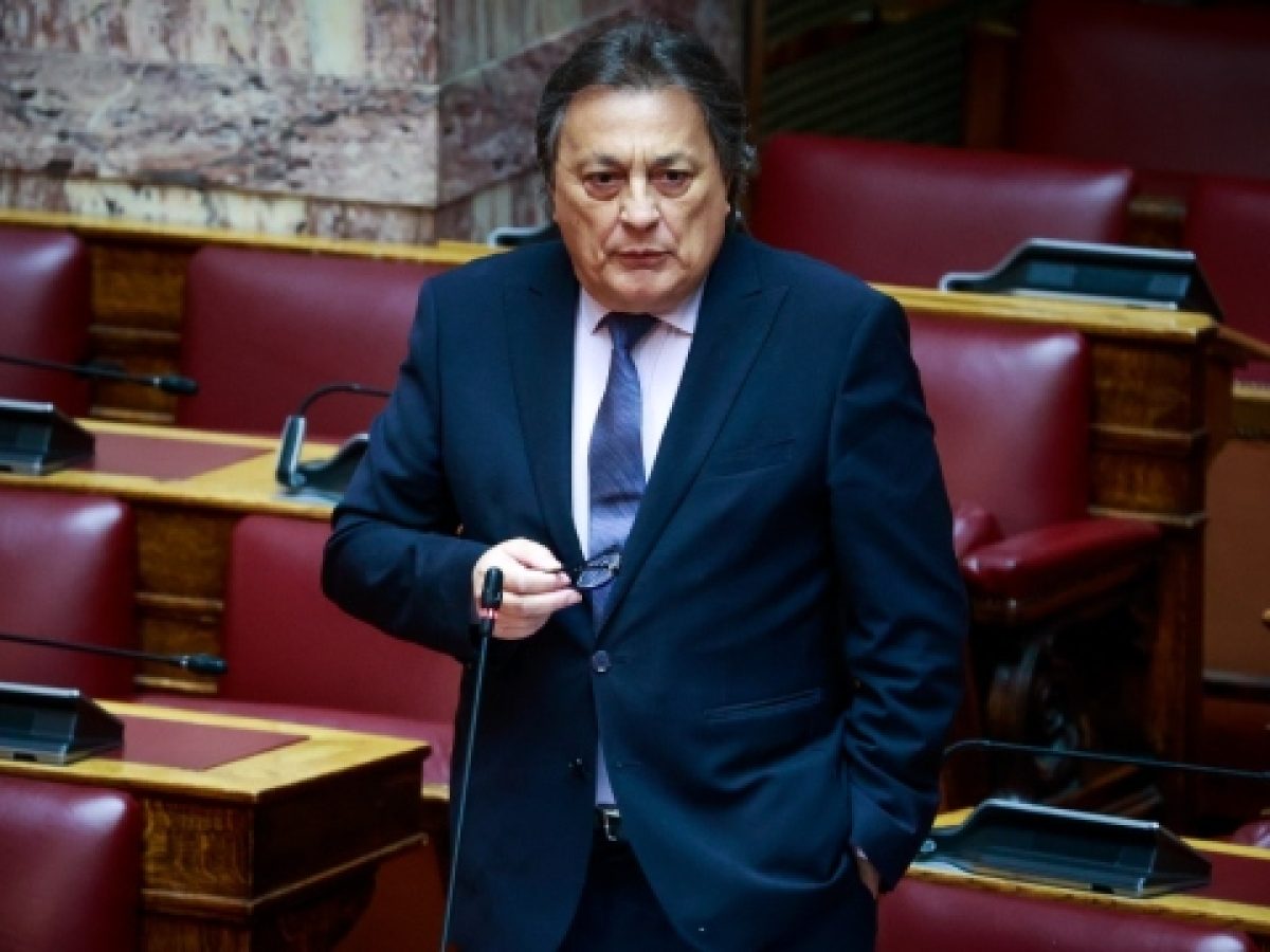 &Omicron; &Alpha;&lambda;έ&xi;&alpha;&nu;&delta;&rho;&omicron;&sigmaf; &Alpha;&upsilon;&lambda;&omega;&nu;ί&tau;&eta;&sigmaf; &pi;&alpha;&rho;&alpha;&iota;&tau;ή&theta;&eta;&kappa;&epsilon; &alpha;&pi;ό &tau;&omicron; &Kappa;ί&nu;&eta;&mu;&alpha; &Delta;&eta;&mu;&omicron;&kappa;&rho;&alpha;&tau;ί&alpha;&sigmaf; &tau;&omicron;&upsilon; &Kappa;&alpha;&sigma;&sigma;&epsilon;&lambda;ά&kappa;&eta; &mu;&epsilon; &alpha;&iota;&chi;&mu;έ&sigmaf; &gamma;&iota;&alpha; &laquo;&pi;&rho;&omicron;&sigma;&omega;&pi;&omicron;&kappa;&epsilon;&nu;&tau;&rho;&iota;&kappa;ό &kappa;ό&mu;&mu;&alpha;&raquo;