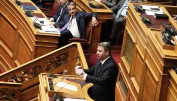 &Omicron; &Alpha;&nu;&delta;&rho;&omicron;&upsilon;&lambda;ά&kappa;&eta;&sigmaf; &kappa;&lambda;&epsilon;ί&nu;&epsilon;&iota; &tau;&eta;&nu; &pi;ό&rho;&tau;&alpha; &sigma;&tau;&omicron;&nu; &Mu;&eta;&tau;&sigma;&omicron;&tau;ά&kappa;&eta;, &mu;&iota;&lambda;ά &gamma;&iota;&alpha; &tau;&eta;&nu; &Kappa;&alpha;&rho;&upsilon;&sigma;&tau;&iota;&alpha;&nu;&omicron;ύ &kappa;&alpha;&iota; &alpha;&pi;&alpha;&nu;&tau;ά &sigma;&tau;&omicron;&nu; &Delta;&omicron;ύ&kappa;&alpha;
