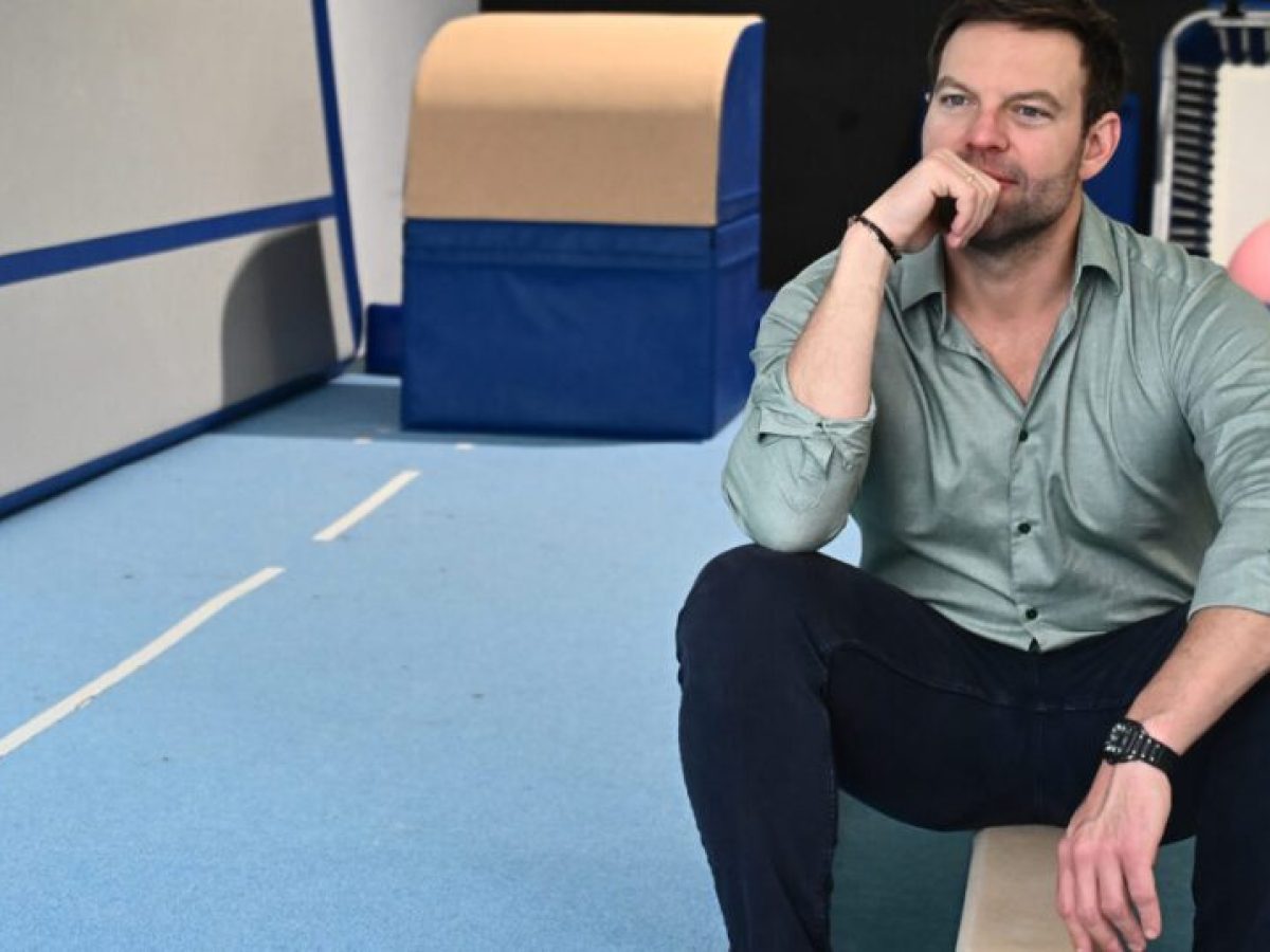 Ο Κασσελάκης «κλίνει το γόνυ» στην Καρυστιανού