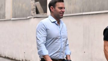 &Omicron; &Kappa;&alpha;&sigma;&sigma;&epsilon;&lambda;ά&kappa;&eta;&sigmaf; &pi;&epsilon;&rho;&iota;&mu;έ&nu;&epsilon;&iota; &alpha;&kappa;ό&mu;&alpha; &tau;&alpha; &chi;&rho;ή&mu;&alpha;&tau;&alpha; &pi;&omicron;&upsilon; &delta;ά&nu;&epsilon;&iota;&sigma;&epsilon; &sigma;&tau;&omicron;&nu; &Sigma;&Upsilon;&Rho;&Iota;&Zeta;&Alpha;