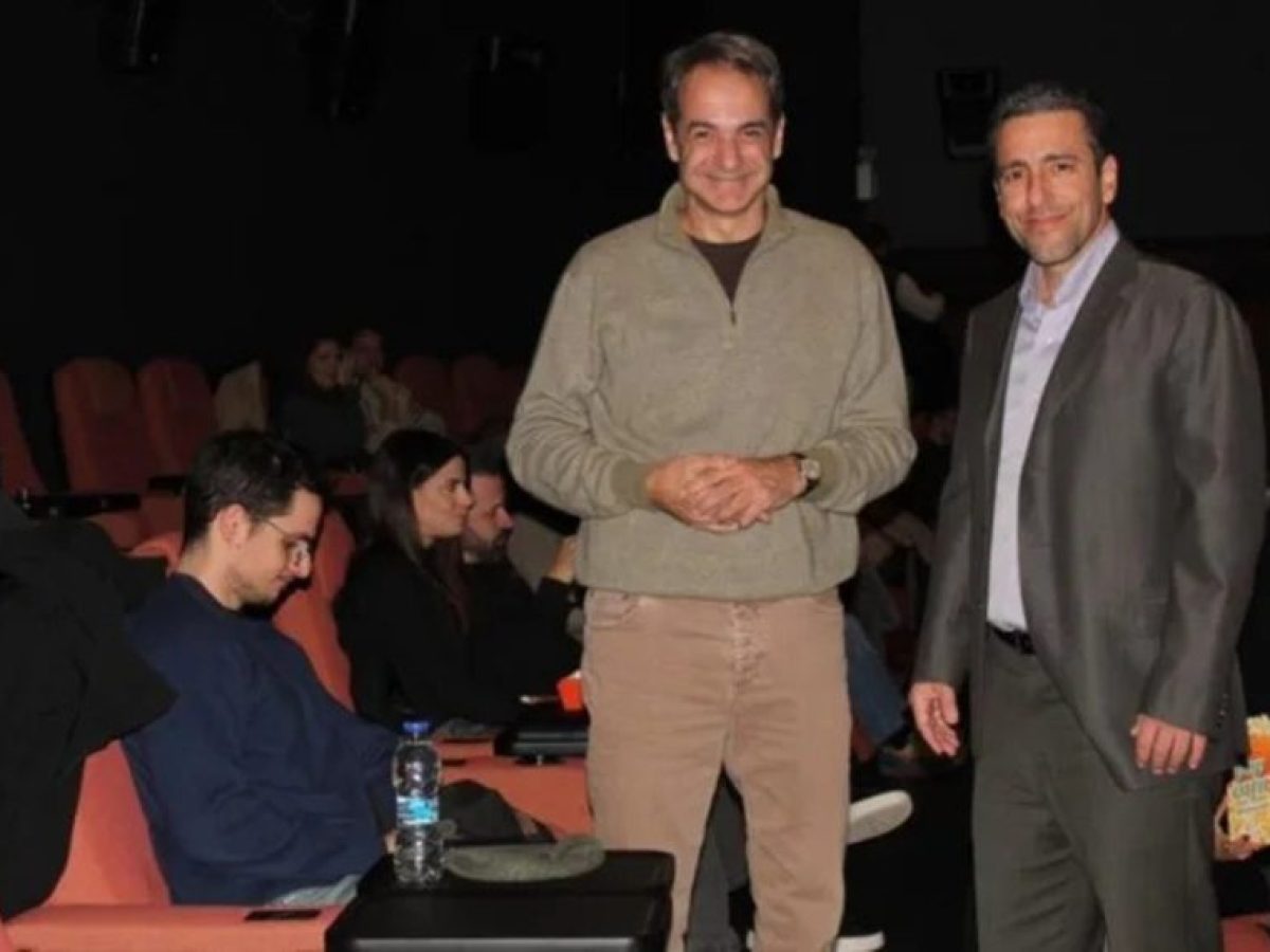 Ο Κυριάκος Μητσοτάκης είχε παρέα τον γιο του στον «Καποδίστρια» του Σμαραγδή
