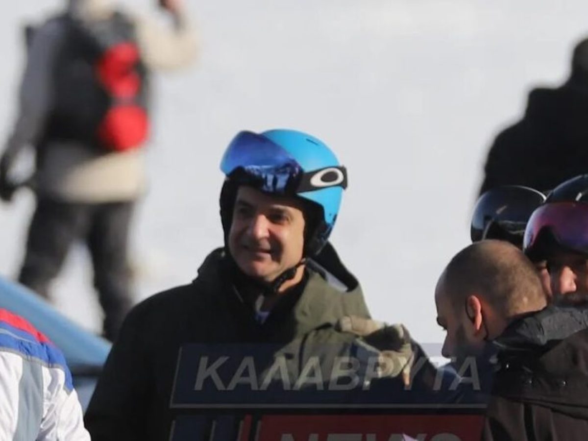 Ο Κυριάκος Μητσοτάκης στο Χιονοδρομικό Καλαβρύτων με χιονοπέδιλα και selfies με πολίτες