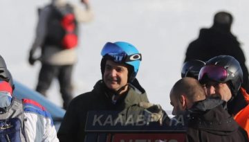 Ο Κυριάκος Μητσοτάκης στο Χιονοδρομικό Καλαβρύτων με χιονοπέδιλα και selfies με πολίτες