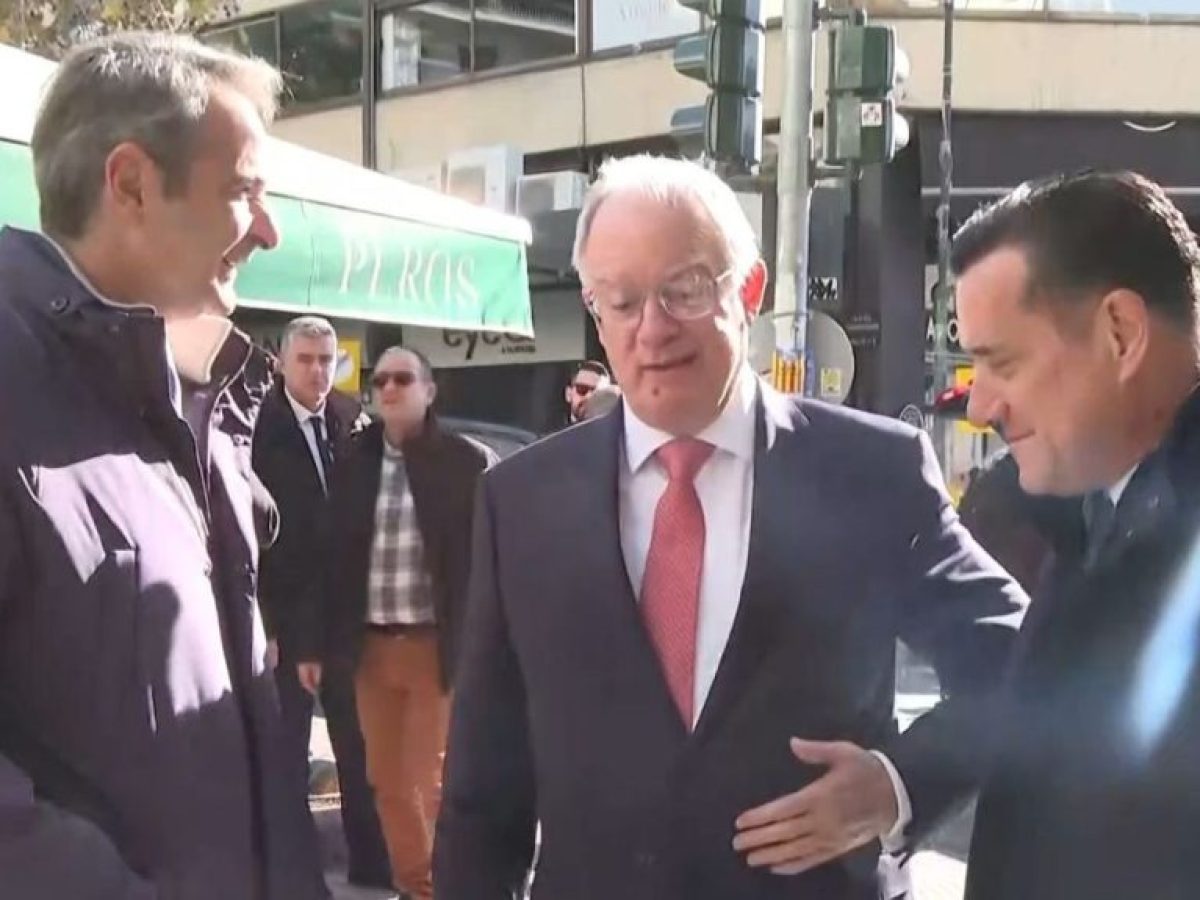 Ο Μητσοτάκης έβγαλε είδηση στον πρώτο καφέ της χρονιάς με τον Τασούλα – «Ο γιος μου έκανε πρόταση γάμου στη Σάκκαρη, παντ