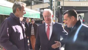 Ο Μητσοτάκης έβγαλε είδηση στον πρώτο καφέ της χρονιάς με τον Τασούλα – «Ο γιος μου έκανε πρόταση γάμου στη Σάκκαρη, παντ