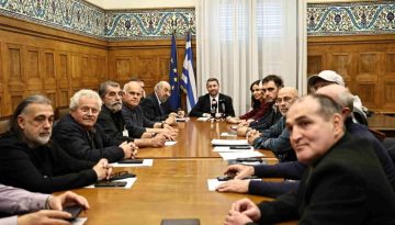 Ο Νίκος Ανδρουλάκης συναντήθηκε με εκπροσώπους των σωματείων πωλητών λαϊκών αγορών