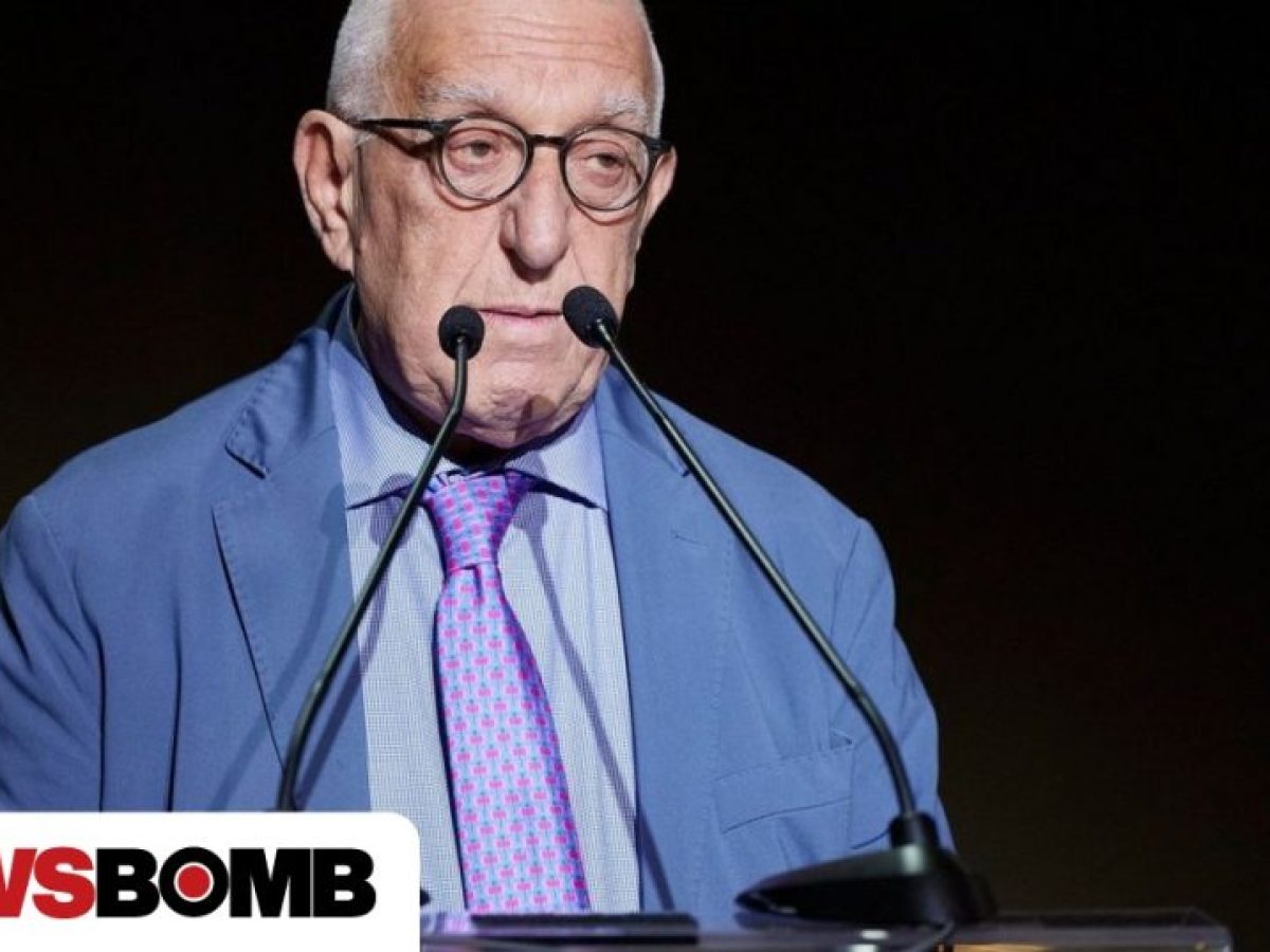 Ο πρόεδρος της Βουλής Νικήτας Κακλαμάνης αποχαιρετά τον Γιώργο Παπαδάκη