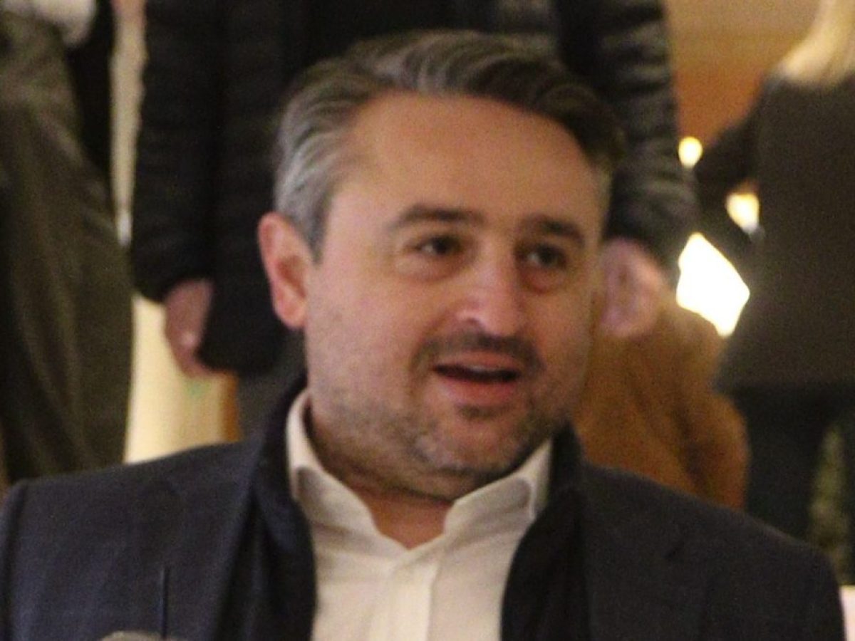 &Omicron; &Sigma;&alpha;&omicron;&upsilon;&lambda;ί&delta;&eta;&sigmaf; &tau;&omicron;&upsilon; &Pi;&Alpha;&Sigma;&Omicron;&Kappa; &sigma;&tau;&omicron;&nu; &Tau;&sigma;ί&pi;&rho;&alpha; &ndash; &laquo;&Epsilon;ί&nu;&alpha;&iota; &epsilon;&delta;ώ &kappa;&alpha;&iota; &kappa;&alpha;&iota;&rho;ό &sigma;&epsilon; &alpha;&pi;ό&sigma;&tau;&alpha;&sigma;&eta; &alpha;&pi;ό &tau;&omicron; &kappa;ό&mu;&mu;&alpha;&raquo;, &alpha;&pi;&alpha;&nu;&tau;&omicron;ύ&nu; &sigma;&tau;&omicron; &laquo;&Pi;&omicron;&nu;&tau;ί&kappa;&iota;&raquo; &kappa;&omicron;&rho;&upsilon;&phi;&alpha;ί&alpha; &sigma;&tau;&epsilon;&lambda;έ