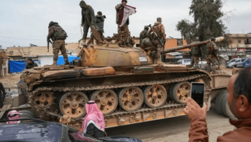 Ο συριακός στρατός ανακοίνωσε το Σάββατο ότι πήρε τον έλεγχο του στρατιωτικού αεροδρομίου της Τάκμπα, που ελέγχετoαπό κου