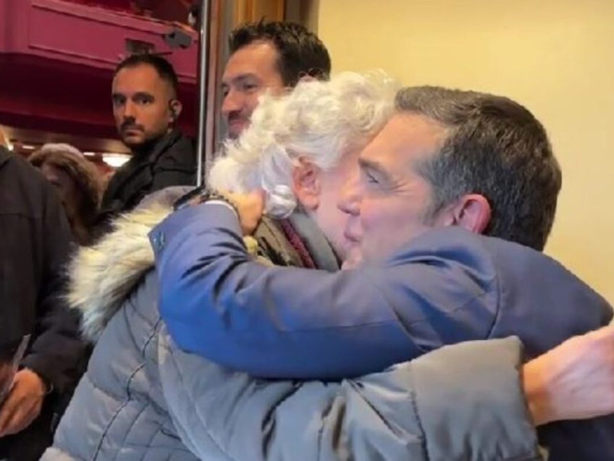 Ο Αλέξης Τσίπρας υπογράφει την «Ιθάκη» με αφιερώσεις σε αναγνώστες του