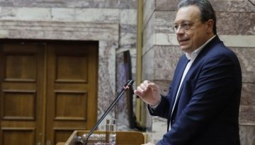 &Omicron;&mu;&iota;&lambda;ί&alpha; &Phi;ά&mu;&epsilon;&lambda;&lambda;&omicron;&upsilon; &sigma;&tau;&eta;&nu; &kappa;&omicron;&iota;&nu;ή &sigma;&upsilon;&nu;&epsilon;&delta;&rho;ί&alpha;&sigma;&eta; &tau;&eta;&sigmaf; &kappa;&omicron;&iota;&nu;&omicron;&beta;&omicron;&upsilon;&lambda;&epsilon;&upsilon;&tau;&iota;&kappa;ή&sigmaf; &omicron;&mu;ά&delta;&alpha;&sigmaf; &kappa;&alpha;&iota; &tau;&eta;&sigmaf; &pi;&omicron;&lambda;&iota;&tau;&iota;&kappa;ή&sigmaf; &gamma;&rho;&alpha;&mu;&mu;&alpha;&tau;&epsilon;ί&alpha;&sigmaf; &tau;&omicron;&upsilon; &Sigma;&Upsilon;&Rho;&Iota;&Zeta;&Alpha;