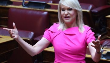 Ώπα! Η Θεοδώρα Τζάκρη «φλερτάρει» ανοιχτά με τη Μ. Καρυστιανού