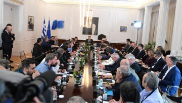 Πάνω από τέσσερις ώρες κράτησε η συνάντηση των αγροτών με τον Μητσοτάκη – Το βασικό πλαίσιο έχει τεθεί, λέει η κυβέρνηση