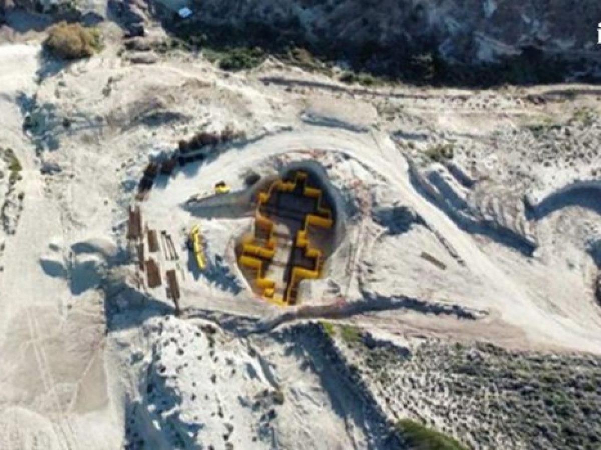 Παπασταύρου: Αναστολή οικοδομικών εργασιών στη Μήλο για το πεντάστερο ξενοδοχείο στο Σαρακήνικο