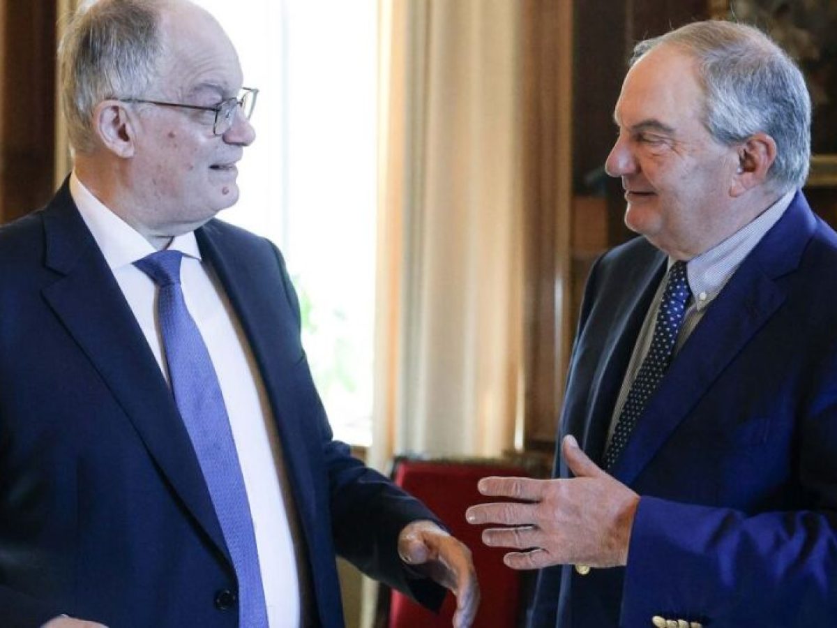 Παρέλαση πρώην πρωθυπουργών από την Ηρώδου Αττικού – Τασούλας με Καραμανλή