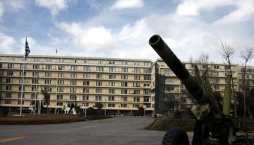 Πηγές ΥΠΕΘΑ διαψεύδουν τα δημοσιεύματα για πώληση του κτιρίου του Πολεμικού Ναυτικού στην Πλατεία Κλαυθμώνος