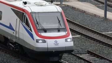 &Pi;&iota;&lambda;&omicron;&tau;&iota;&kappa;ό &delta;&rho;&omicron;&mu;&omicron;&lambda;ό&gamma;&iota;&omicron; &epsilon;&nu;ό&sigmaf; &nu;έ&omicron;&upsilon; &tau;&rho;έ&nu;&omicron;&upsilon; &sigma;&tau;&eta;&nu; &epsilon;&pi;έ&tau;&epsilon;&iota;&omicron; &tau;&omega;&nu; &Tau;&epsilon;&mu;&pi;ώ&nu;