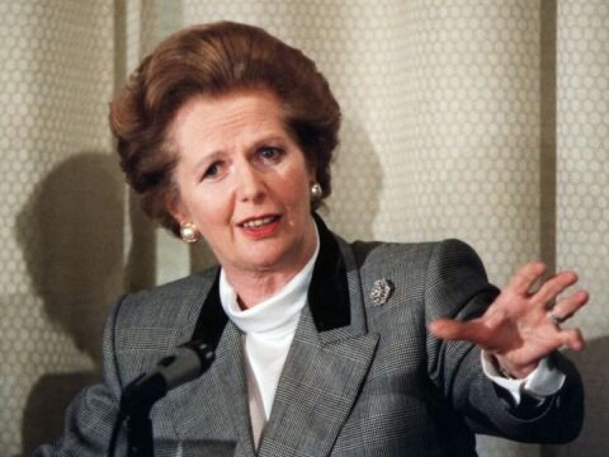 Ποιος Έλληνας ευρωβουλευτής δείχνει με υπερηφάνεια τη φωτογραφία που έχει με τη Θάτσερ στους επισκέπτες του