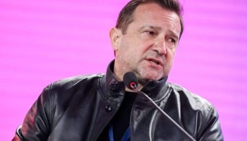 &Pi;&lambda;&alpha;&kappa;&iota;ά&sigmaf;: &laquo;&Mu;&pi;&omicron;&rho;&epsilon;ί &nu;&alpha; &pi;&omicron;&lambda;&iota;&tau;&iota;&kappa;&omicron;&pi;&omicron;&iota;&eta;&theta;ώ &kappa;&alpha;&iota; &epsilon;&gamma;ώ &ndash; &Lambda;ά&theta;&omicron;&sigmaf; &tau;&omicron; timing &tau;&eta;&sigmaf; &Kappa;&alpha;&rho;&upsilon;&sigma;&tau;&iota;&alpha;&nu;&omicron;ύ&raquo;