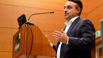 &Pi;&rho;&omicron;&tau;&iota;&mu;ά &tau;&omicron;&hellip; CNN &omicron; &Sigma;&alpha;&omicron;&upsilon;&lambda;ί&delta;&eta;&sigmaf;: &Tau;&iota; έ&lambda;&epsilon;&gamma;&epsilon; &gamma;&iota;&alpha; &tau;&omicron;&nu; &Tau;&sigma;ί&pi;&rho;&alpha; (&beta;ί&nu;&tau;&epsilon;&omicron;)