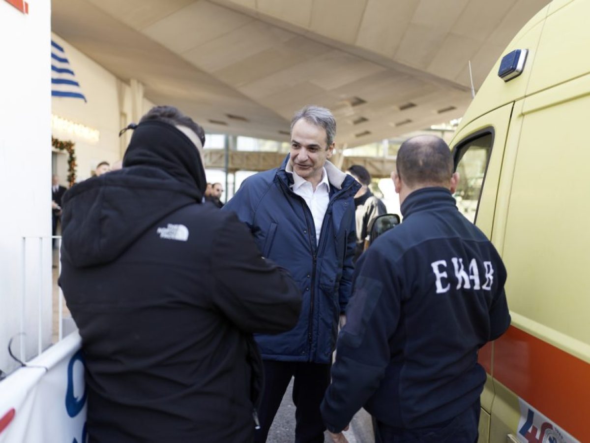 Πρωτοχρονιάτικο σόου Μητσοτάκη με επίσκεψη στο νοσοκομείο «Γεννηματάς»