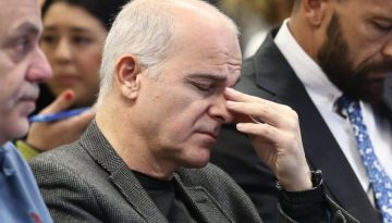 &Psi;&alpha;&rho;ό&pi;&omicron;&upsilon;&lambda;&omicron;&sigmaf; &gamma;&iota;&alpha; &tau;&omicron; &kappa;ό&mu;&mu;&alpha; &Kappa;&alpha;&rho;&upsilon;&sigma;&tau;&iota;&alpha;&nu;&omicron;ύ: &laquo;&Alpha;&pi;&epsilon;&upsilon;&theta;ύ&nu;&epsilon;&tau;&alpha;&iota; &sigma;&tau;&omicron;&nu; &lambda;&alpha;ό &kappa;&alpha;&iota; &alpha;&upsilon;&tau;ό&sigmaf; &theta;&alpha; &tau;&eta;&nu; &kappa;&rho;ί&nu;&epsilon;&iota;&raquo;
