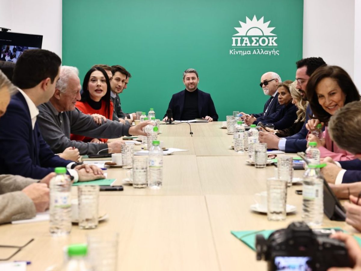 ΠΑΣΟΚ: Διεύρυνση, αμφισβήτηση και επίδειξη δύναμης – Τι έγινε στην Πολιτική Γραμματεία και στην πίτα Γερουλάνου
