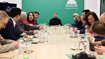 ΠΑΣΟΚ: Διεύρυνση, αμφισβήτηση και επίδειξη δύναμης – Τι έγινε στην Πολιτική Γραμματεία και στην πίτα Γερουλάνου