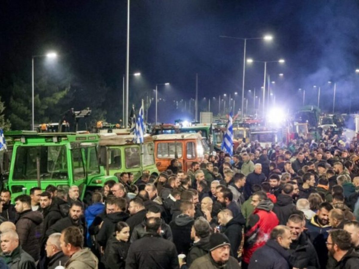 Σε Χατζηδάκη και Τσιάρα παραπέμπει το Μαξίμου τα μεμονωμένα αγροτικά μπλόκα που ζητούν διάλογο με τον Πρωθυπουργό