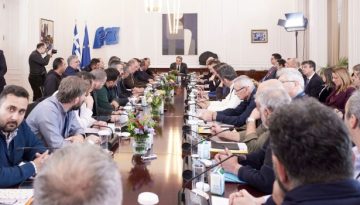 Σε εξέλιξη η συνάντηση του πρωθυπουργού με τους αγρότες – Τα αιτήματα, τι είπε ο Μητσοτάκης, όλες οι εξελίξεις