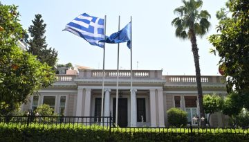 Σε εξέλιξη οι συζητήσεις αγροτών-Μητσοτάκη στο Μέγαρο Μαξίμου ενώ μαίνονται τα μπλόκα