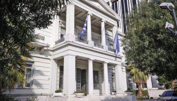 &Sigma;&upsilon;&lambda;&lambda;&eta;&pi;&eta;&tau;ή&rho;&iota;&alpha; &Upsilon;&Pi;&Epsilon;&Xi; &gamma;&iota;&alpha; &tau;&eta;&nu; &tau;&rho;&alpha;&gamma;&omega;&delta;ί&alpha; &sigma;&tau;&omicron; &Kappa;&rho;&alpha;&nu; &Mu;&omicron;&nu;&tau;&alpha;&nu;ά: &laquo;&Beta;&alpha;&theta;&iota;ά &sigma;&upsilon;&gamma;&kappa;&lambda;&omicron;&nu;&iota;&sigma;&mu;έ&nu;&omicron;&iota;&raquo;