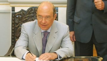 &Sigma;&eta;&mu;ί&tau;&eta;&sigmaf;: &laquo;&Tau;&iota;&mu;ά&mu;&epsilon; &tau;&eta;&nu; &pi;&alpha;&rho;&alpha;&kappa;&alpha;&tau;&alpha;&theta;ή&kappa;&eta; &tau;&omicron;&upsilon;&raquo; &ndash; &Tau;&omicron; &mu;ή&nu;&upsilon;&mu;&alpha; &tau;&omicron;&upsilon; &Pi;&Alpha;&Sigma;&Omicron;&Kappa; &gamma;&iota;&alpha; &tau;&omicron;&nu; έ&nu;&alpha; &chi;&rho;ό&nu;&omicron; &alpha;&pi;ό &tau;&omicron;&nu; &theta;ά&nu;&alpha;&tau;ό &tau;&omicron;&upsilon;