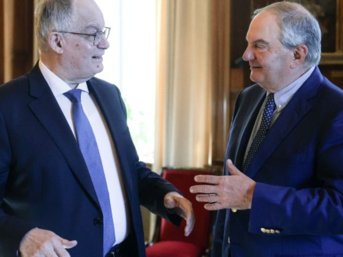 Συνάντηση Τασούλα με Καραμανλή στο Προεδρικό Μέγαρο