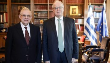 &Sigma;&upsilon;&nu;ά&nu;&tau;&eta;&sigma;&eta; &Tau;&alpha;&sigma;&omicron;ύ&lambda;&alpha; &mu;&epsilon; &Pi;&alpha;&pi;&alpha;&delta;ή&mu;&omicron; &ndash; &Sigma;&tau;&omicron; &epsilon;&pi;ί&kappa;&epsilon;&nu;&tau;&rho;&omicron; &omicron;&iota;&kappa;&omicron;&nu;&omicron;&mu;&iota;&kappa;έ&sigmaf; &kappa;&alpha;&iota; &pi;&omicron;&lambda;&iota;&tau;&iota;&kappa;έ&sigmaf; &pi;&rho;&omicron;&kappa;&lambda;ή&sigma;&epsilon;&iota;&sigmaf;