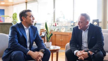 &Sigma;&upsilon;&nu;ά&nu;&tau;&eta;&sigma;&eta; &Tau;&sigma;ί&pi;&rho;&alpha;-&Alpha;&gamma;&gamma;&epsilon;&lambda;&omicron;ύ&delta;&eta; &sigma;&tau;&eta; &Theta;&epsilon;&sigma;&sigma;&alpha;&lambda;&omicron;&nu;ί&kappa;&eta; &ndash; &Eta; &tau;&rho;ί&lambda;&iota;&zeta;&alpha; &kappa;&alpha;&iota; &eta; &laquo;&Iota;&theta;ά&kappa;&eta;&raquo;