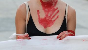 &Sigma;&Upsilon;&Rho;&Iota;&Zeta;&Alpha;: &laquo;&Gamma;&upsilon;&nu;&alpha;&iota;&kappa;&omicron;&kappa;&tau;&omicron;&nu;ί&epsilon;&sigmaf;: 8 + 1 &iota;&sigma;&tau;&omicron;&rho;ί&epsilon;&sigmaf; &sigma;&tau;&omicron; &Epsilon;&upsilon;&rho;&omega;&pi;&alpha;ϊ&kappa;ό &Kappa;&omicron;&iota;&nu;&omicron;&beta;&omicron;ύ&lambda;&iota;&omicron;&raquo; &ndash; &Epsilon;&kappa;&delta;ή&lambda;&omega;&sigma;&eta; &sigma;&tau;&iota;&sigmaf; &Beta;&rho;&upsilon;&xi;έ&lambda;&lambda;&epsilon;&sigmaf;