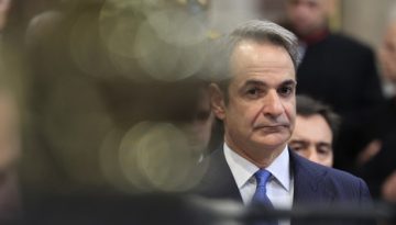 &Sigma;&Upsilon;&Rho;&Iota;&Zeta;&Alpha;: &Mu;&epsilon;&tau;ά &alpha;&pi;ό 6 &chi;&rho;ό&nu;&iota;&alpha; &delta;&iota;ά&lambda;&upsilon;&sigma;&eta;&sigmaf; &tau;&omicron;&upsilon; &kappa;&rho;ά&tau;&omicron;&upsilon;&sigmaf; &delta;&iota;&kappa;&alpha;ί&omicron;&upsilon;, &omicron; &Mu;&eta;&tau;&sigma;&omicron;&tau;ά&kappa;&eta;&sigmaf; &pi;&rho;&omicron;&sigma;&pi;&alpha;&theta;&epsilon;ί &nu;&alpha; &epsilon;&mu;&phi;&alpha;&nu;&iota;&sigma;&tau;&epsilon;ί &omega;&sigmaf; &theta;&epsilon;&sigma;&mu;&iota;&kappa;ό&sigmaf;