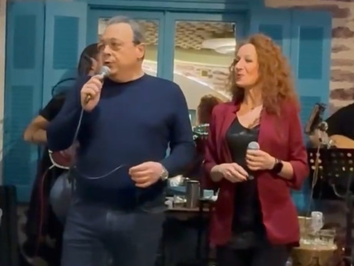 Σωκράτης Φάμελλος: Έπιασε το μικρόφωνο και τραγούδησε στην κοπή της πίτας του ΣΥΡΙΖΑ (βίντεο)