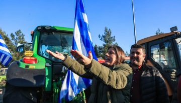 &Sigma;&tau;&alpha; &mu;&pi;&lambda;ό&kappa;&alpha; &eta; &Kappa;&omega;&nu;&sigma;&tau;&alpha;&nu;&tau;&omicron;&pi;&omicron;ύ&lambda;&omicron;&upsilon;: &Kappa;ά&tau;&omega; &tau;&alpha; &chi;έ&rho;&iota;&alpha; &alpha;&pi;&omicron;&zwnj; &tau;&omicron;&upsilon;&sigmaf; &alpha;&gamma;&rho;ό&tau;&epsilon;&sigmaf; &ndash; &Epsilon;ί&mu;&alpha;&iota; &sigma;&tau;&omicron; &pi;&lambda;&epsilon;&upsilon;&rho;ό &tau;&omicron;&upsilon;&sigmaf;