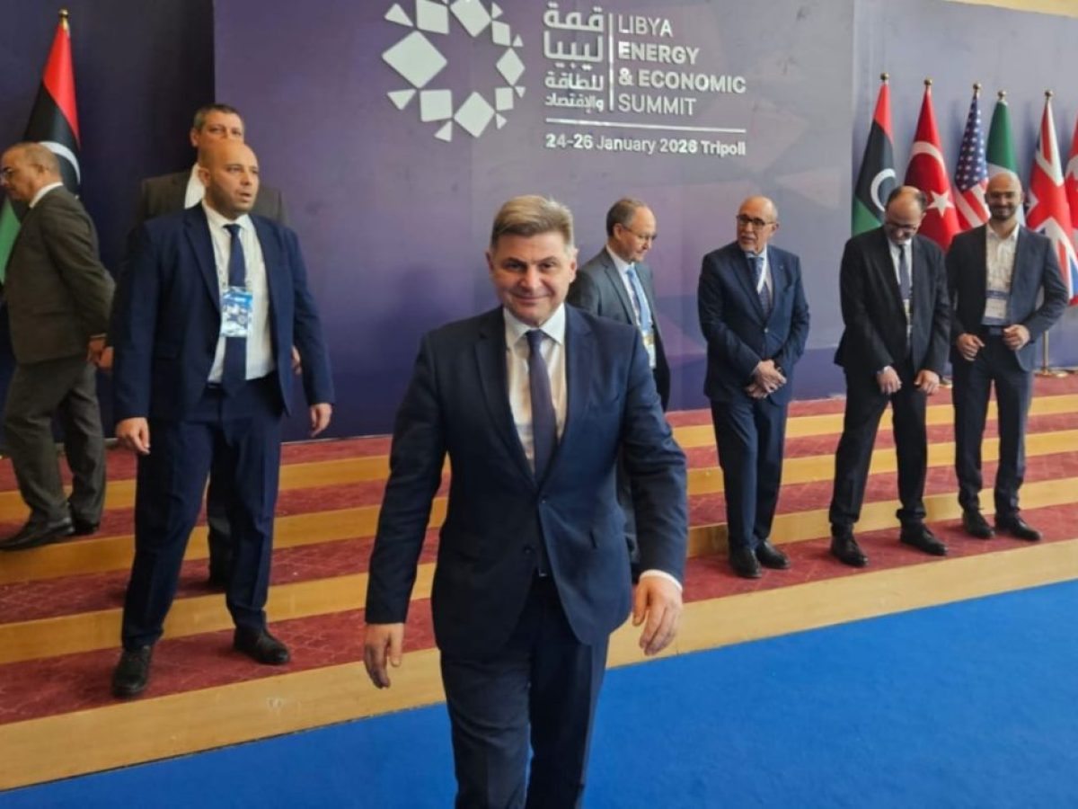 &Sigma;&tau;&eta; &Lambda;&iota;&beta;ύ&eta; &omicron; &Phi;&alpha;&rho;&alpha;&nu;&tau;&omicron;ύ&rho;&eta;&sigmaf; &ndash; &Tau;&alpha; &rho;&alpha;&nu;&tau;&epsilon;&beta;&omicron;ύ &mu;&epsilon; &tau;&omicron;&nu; &Pi;&rho;&omega;&theta;&upsilon;&pi;&omicron;&upsilon;&rho;&gamma;ό &kappa;&alpha;&iota; &tau;&omicron;&nu; &Upsilon;&pi;&omicron;&upsilon;&rho;&gamma;ό &Pi;&epsilon;&tau;&rho;&epsilon;&lambda;&alpha;ί&omicron;&upsilon;