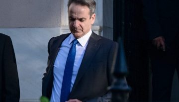 &Sigma;&tau;&eta; &Mu;&alpha;&delta;&rho;ί&tau;&eta; &tau;&eta; &Delta;&epsilon;&upsilon;&tau;έ&rho;&alpha; &omicron; &Mu;&eta;&tau;&sigma;&omicron;&tau;ά&kappa;&eta;&sigmaf; &ndash; &Sigma;&upsilon;&nu;&alpha;&nu;&tau;ή&sigma;&epsilon;&iota;&sigmaf; &mu;&epsilon; &Sigma;ά&nu;&tau;&sigma;&epsilon;&theta; &kappa;&alpha;&iota; &tau;&omicron;&nu; &Beta;&alpha;&sigma;&iota;&lambda;&iota;ά &tau;&eta;&sigmaf; &Iota;&sigma;&pi;&alpha;&nu;ί&alpha;&sigmaf;