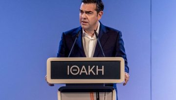 &Sigma;&tau;&eta; &Theta;&epsilon;&sigma;&sigma;&alpha;&lambda;&omicron;&nu;ί&kappa;&eta; &eta; &epsilon;&pi;ό&mu;&epsilon;&nu;&eta; &pi;&alpha;&rho;&omicron;&upsilon;&sigma;ί&alpha;&sigma;&eta; &tau;&eta;&sigmaf; &laquo;&Iota;&theta;ά&kappa;&eta;&sigmaf;&raquo; &ndash; &Pi;&omicron;&iota;&omicron;&iota; &theta;&alpha; &sigma;&upsilon;&mu;&mu;&epsilon;&tau;έ&chi;&omicron;&upsilon;&nu;