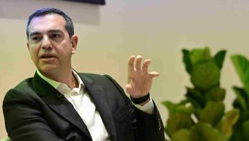 Στη Θεσσαλονίκη ο Α. Τσίπρας για το βιβλίο του – Ένταση με προσαγωγές, vid