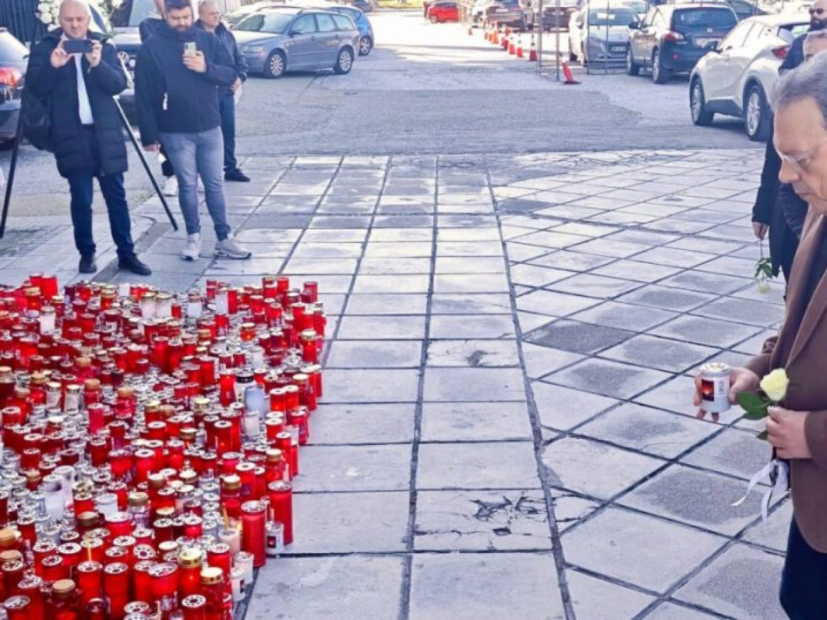 Στην Τούμπα ο Φάμελλος, άφησε ένα λευκό τριαντάφυλλο στη μνήμη των 7 οπαδών του ΠΑΟΚ